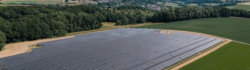 Photovoltaik-Anlage auf Feld bei Roigheim von oben
