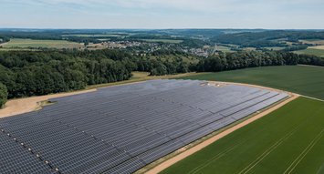 Photovoltaik-Anlage auf Feld bei Roigheim von oben