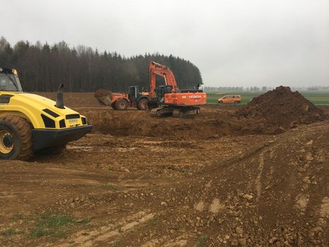 Baustelle mit zwei Baggern, die den Boden ausheben.
