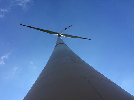 Windkraftanlage von unten betrachtet.