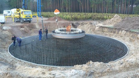 Arbeiter setzen Teile in Grube ein