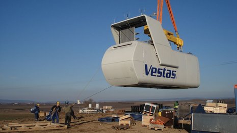 Anheben des Rotors einer Windkraftanlage. 3 Arbeiter koordinieren den Vorgang.