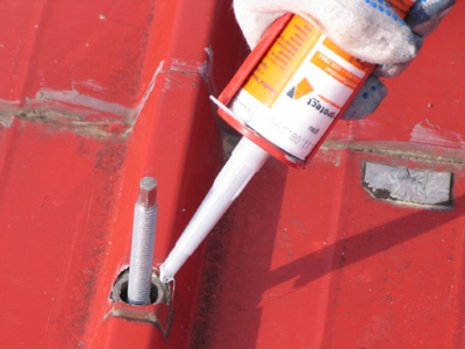 Öffnung, in die eine Stockschraube montiert ist, wird mit bestimmten Baustoff befüllt