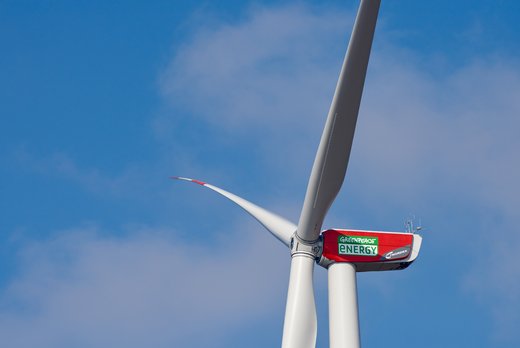 Windkraftanlage mit Green Planet Energy Logo
