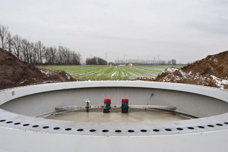 Aus dem Betonfundament ragen die Leerrohre für den elektrischen Anschluss der Windenergieanlage heraus.