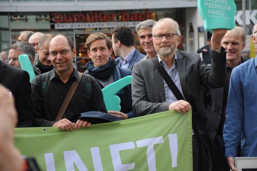 Demonstranten halten grünes Banner hoch.