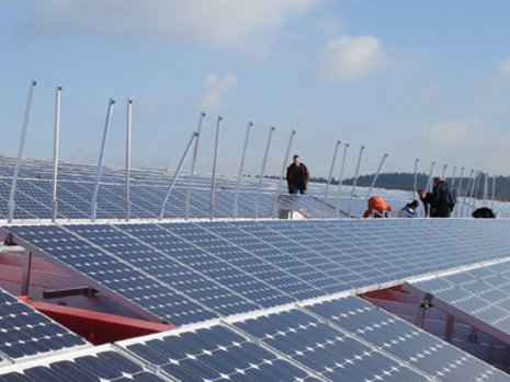 Auf Dach montierte Solar-Modul-Reihen