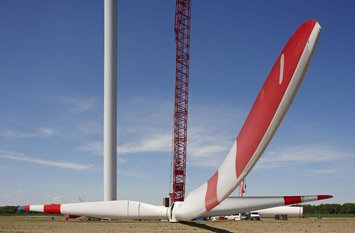 Rotor mit Windradblättern liegt für die Montage bereit.