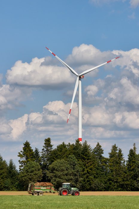 Windflügel in der Mitte mit teilweise bewölktem Himmel im Hintergrund