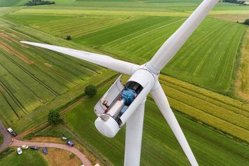 Windkraftanlage von oben mit Blick auf das Innere der Anlage