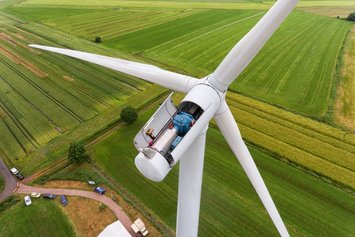 Windkraftanlage von oben mit Blick auf das Innere der Anlage