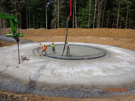 Fundament für Windkraftanlage: Beton wird in eine Grube gegossen.