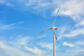 Windrad vor blauem Himmel