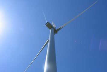 Windrad in Parndorf vor blauem Himmel von unten aufgenommen