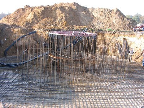 Windkraftanlage Fundamente: Betonplatten mit Stahlverstärkung.