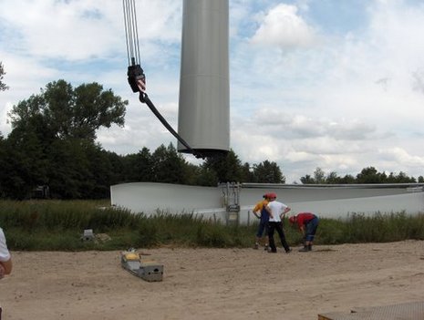 Turm für Windkraftanlage wird aufgesetzt