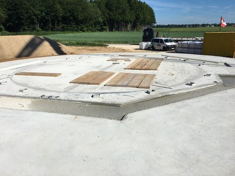Ein rundes Windradfundament aus Beton ist zu erkennen.