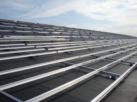 Ein Dach, komplett bestückt mit Halterungen für Photovoltaikmodule.