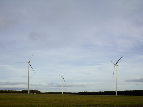 Drei fertige Windkraftanlagen in Betrieb 