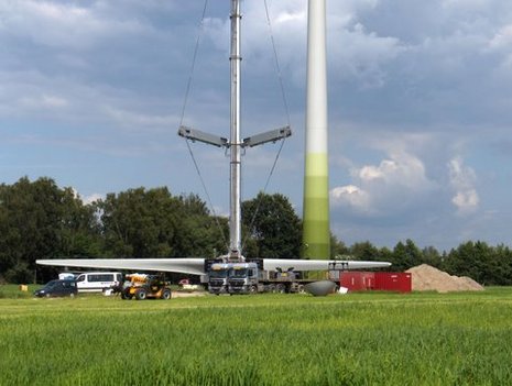 Rotorblätter werden zur Montage hochgezogen