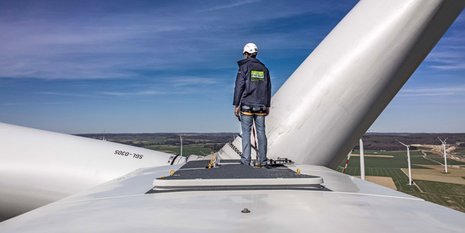 Person auf einer Windkraftanlage