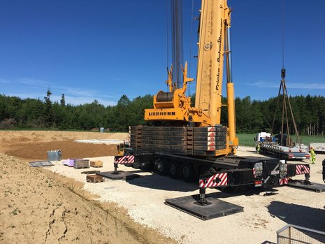Baufahrzeug inmitten einer Baustelle.