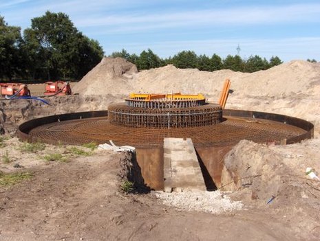 Rundliches Fundament in Baugrube
