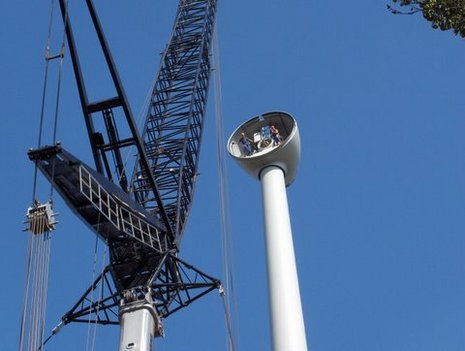 Kran vor im Bau befindlichem Windkraftturm 